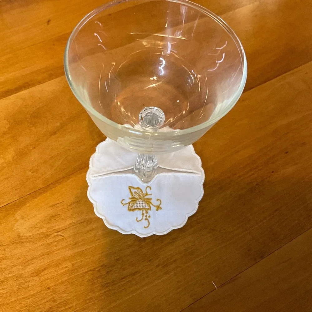 Vintage White Linen Scalloped Edge Embroidered‎ Cocktail Napkins Stem Coasters